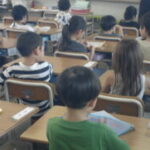 1年生　静かに集中しています。素晴らしい。