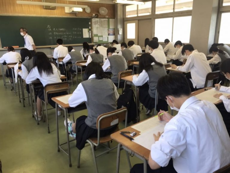 期末考査風景です 和歌山市立和歌山高等学校