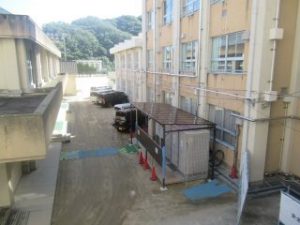 中庭の仮設トイレ