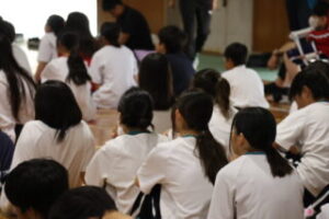 話を聞く生徒