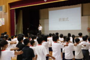 終業式で整列する様子