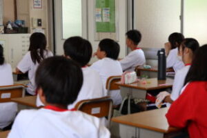 真剣な表情で聞く生徒