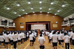 体育館入場後、整列する様子
