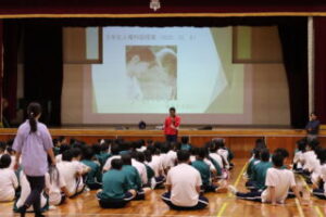 体育館で説明を聞く3年生