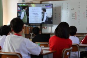 映像資料を見る1年生