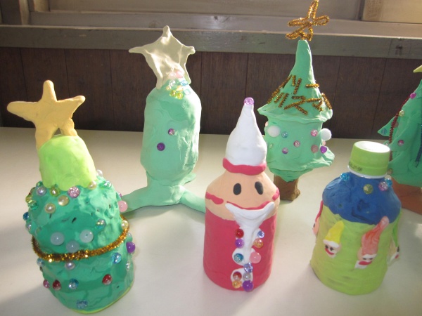 ペットボトルのクリスマスツリー 和歌山市立安原小学校吉原分校